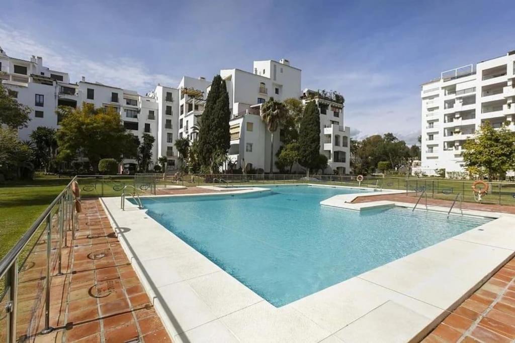 Caprichoso apartamento en el corazon de Puerto Banus Marbella Exterior foto